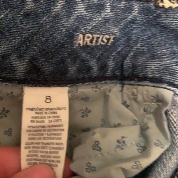 Light wash, slightly distressed jeans - Picture 5 of 5